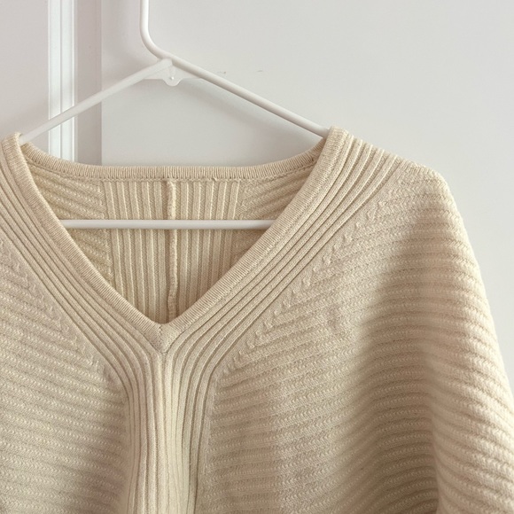 trina turk 100% merino wool cream v neck sweater - Picture 2 of 5
